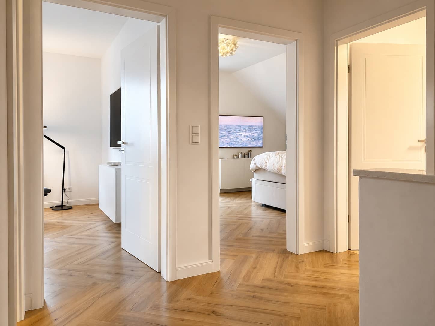 Flur im Obergeschoss mit Blick in mehrere Zimmer